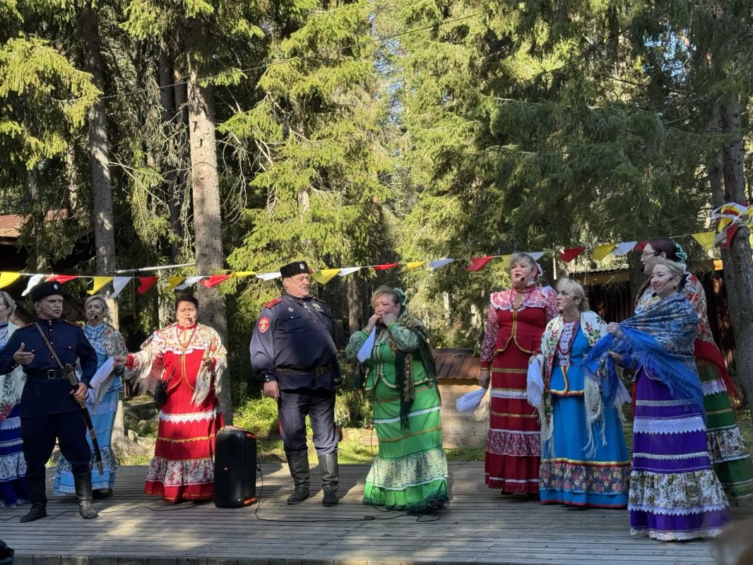 Более тысячи человек приняли участие в открытом фестивале народного творчества «Соцветие традиций России» в Умбе Более тысячи человек приняли участие в открытом фестивале народного творчества «Соцветие традиций России» в Умбе