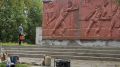 Монумент первым строителям Апатитов приводят в порядок