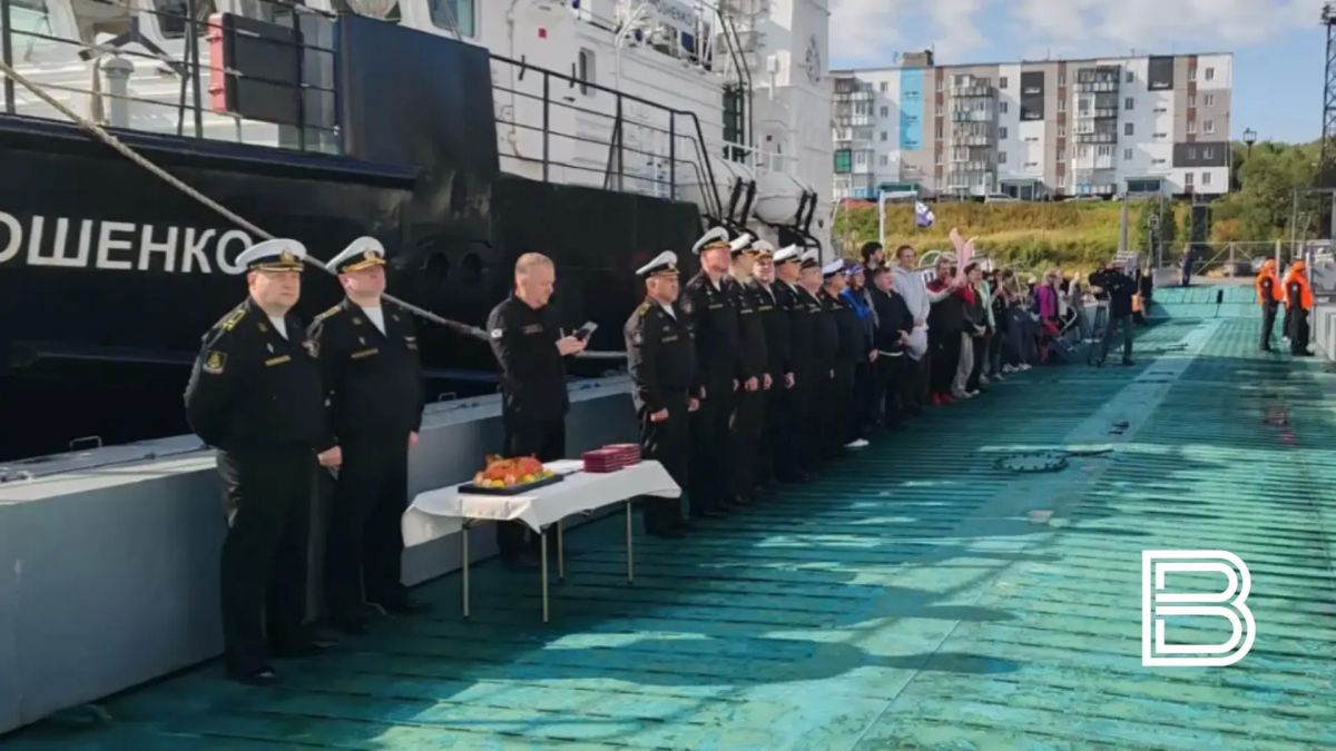 Гидрографическое судно "Ромуальд Муклевич" пришвартовалось у мыса Мишуков Гидрографическое судно "Ромуальд Муклевич" пришвартовалось у мыса Мишуков