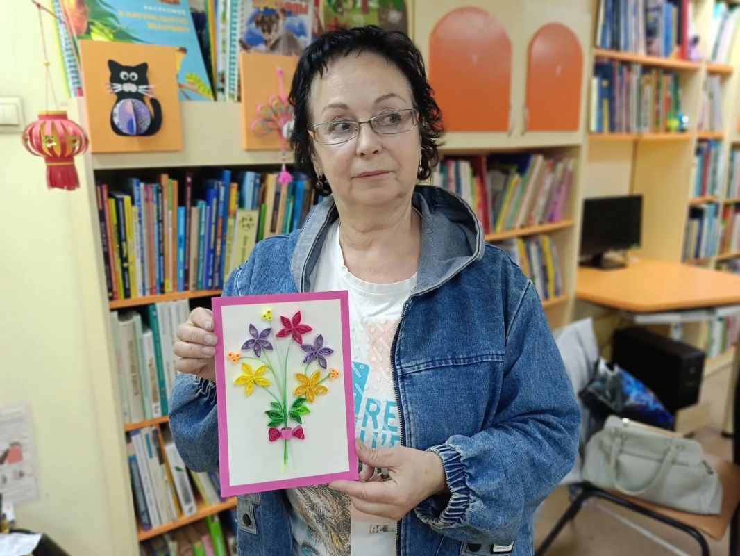 В детской библиотеке № 2 (ул. Адмирала флота Лобова, 46) в рамках проекта «Северное долголетие» прошёл мастеркласс «Цветочная картина в технике квиллинг» В детской библиотеке № 2 (ул. Адмирала флота Лобова, 46) в рамках проекта «Северное долголетие» прошёл мастеркласс «Цветочная картина в технике квиллинг»