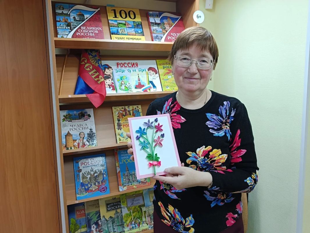 В детской библиотеке № 2 (ул. Адмирала флота Лобова, 46) в рамках проекта «Северное долголетие» прошёл мастеркласс «Цветочная картина в технике квиллинг» В детской библиотеке № 2 (ул. Адмирала флота Лобова, 46) в рамках проекта «Северное долголетие» прошёл мастеркласс «Цветочная картина в технике квиллинг»