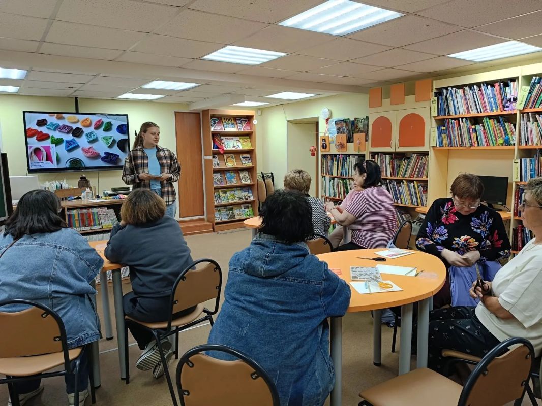 В детской библиотеке № 2 (ул. Адмирала флота Лобова, 46) в рамках проекта «Северное долголетие» прошёл мастеркласс «Цветочная картина в технике квиллинг»