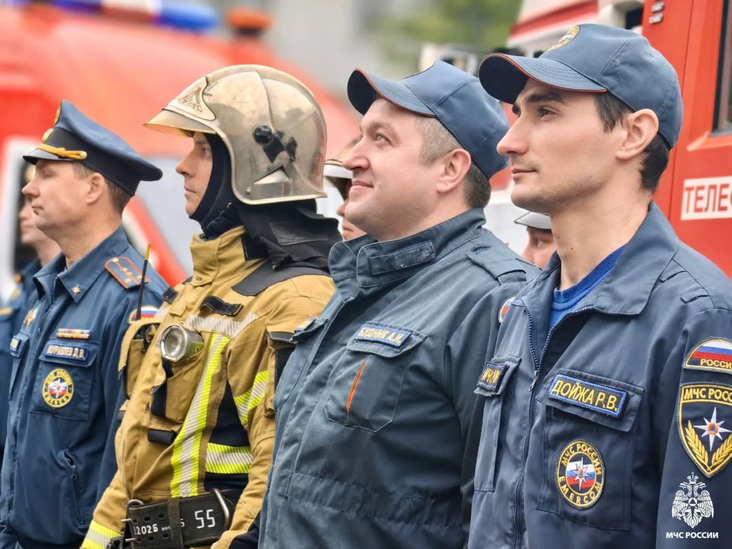 Под знаменем триколора. В преддверии одного из важнейших государственных праздников - Дня Государственного флага Российской Федерации - в #МЧСМурманск состоялось торжественное построение личного состава Под знаменем триколора. В преддверии одного из важнейших государственных праздников - Дня Государственного флага Российской Федерации - в #МЧСМурманск состоялось торжественное построение личного состава