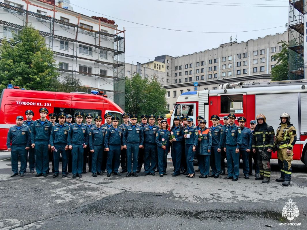 Под знаменем триколора. В преддверии одного из важнейших государственных праздников - Дня Государственного флага Российской Федерации - в #МЧСМурманск состоялось торжественное построение личного состава Под знаменем триколора. В преддверии одного из важнейших государственных праздников - Дня Государственного флага Российской Федерации - в #МЧСМурманск состоялось торжественное построение личного состава