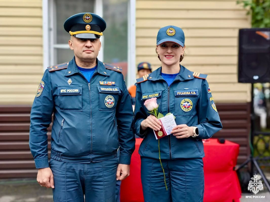 Под знаменем триколора. В преддверии одного из важнейших государственных праздников - Дня Государственного флага Российской Федерации - в #МЧСМурманск состоялось торжественное построение личного состава Под знаменем триколора. В преддверии одного из важнейших государственных праздников - Дня Государственного флага Российской Федерации - в #МЧСМурманск состоялось торжественное построение личного состава