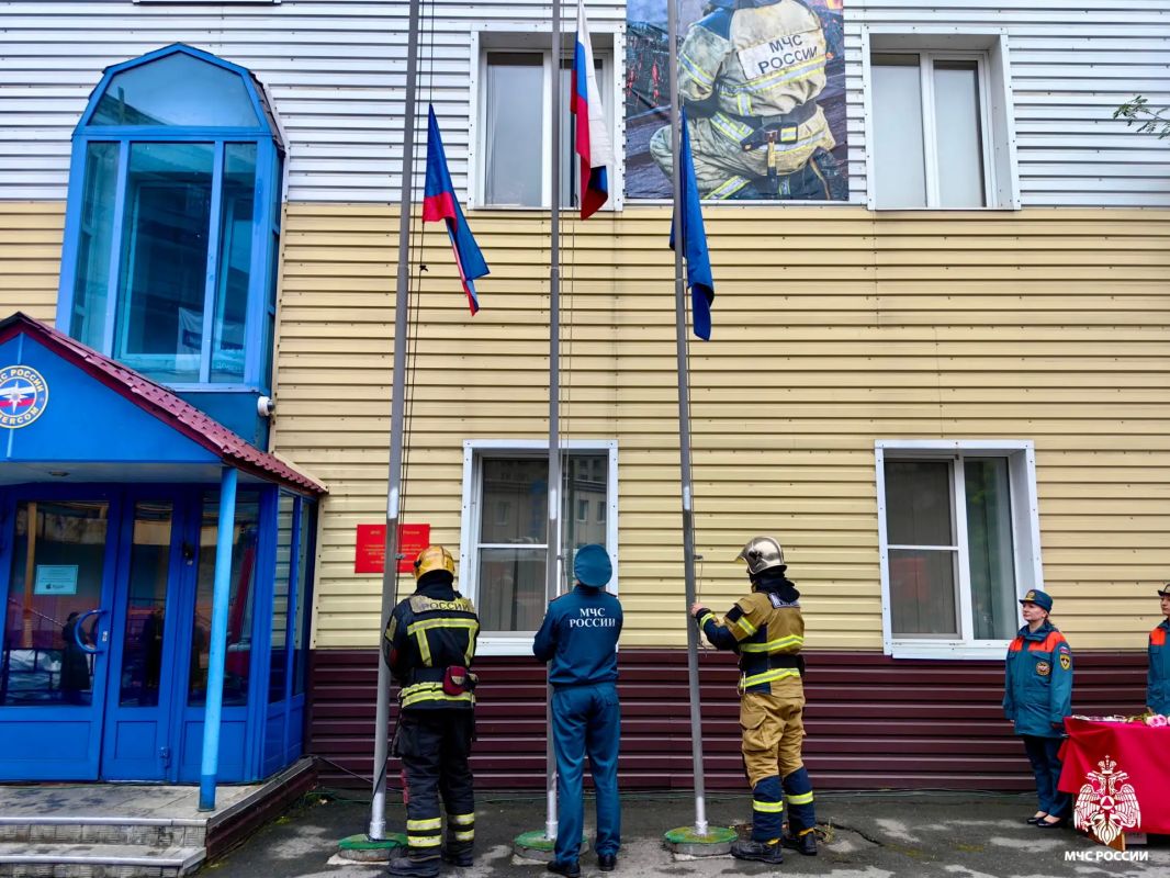 Под знаменем триколора. В преддверии одного из важнейших государственных праздников - Дня Государственного флага Российской Федерации - в #МЧСМурманск состоялось торжественное построение личного состава Под знаменем триколора. В преддверии одного из важнейших государственных праздников - Дня Государственного флага Российской Федерации - в #МЧСМурманск состоялось торжественное построение личного состава