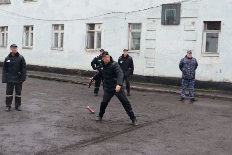 В мурмашинской колонии осуждённые состязались в мастерстве игры в городки В мурмашинской колонии осуждённые состязались в мастерстве игры в городки
