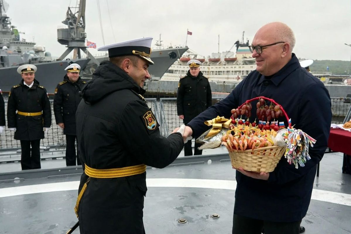 В родную базу - Североморск - из дальнего похода вернулся фрегат Северного флота «Адмирал флота Касатонов», а вместе с ним – наши защитники, чье мужество и профессионализм служат надежной опорой безопасности страны В родную базу - Североморск - из дальнего похода вернулся фрегат Северного флота «Адмирал флота Касатонов», а вместе с ним – наши защитники, чье мужество и профессионализм служат надежной опорой безопасности страны