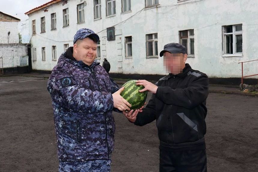 В мурмашинской колонии осуждённые состязались в мастерстве игры в городки В мурмашинской колонии осуждённые состязались в мастерстве игры в городки