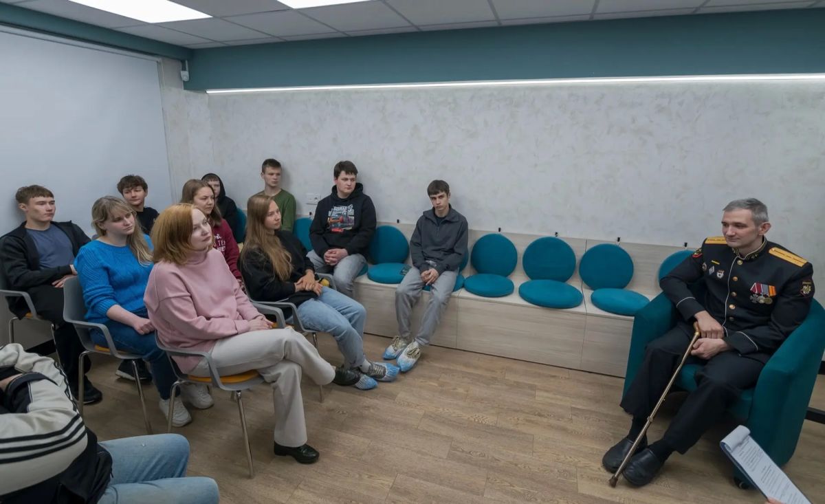 Почувствовать связь времен и осознать важность служения Отечеству смогли сегодня молодые мурманчане — на встрече с настоящим героем Почувствовать связь времен и осознать важность служения Отечеству смогли сегодня молодые мурманчане — на встрече с настоящим героем