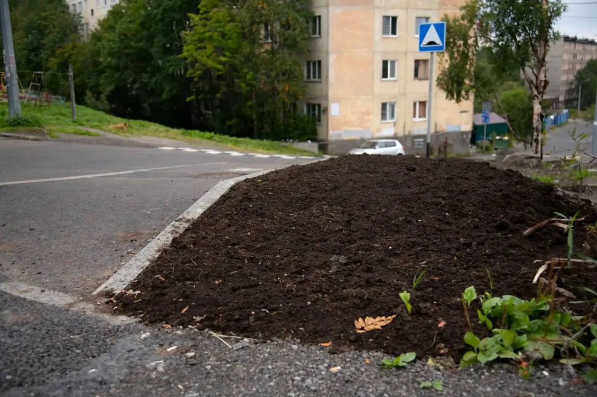По сигналам жителей отремонтировали участок пр. Ивана Халатина По сигналам жителей отремонтировали участок пр. Ивана Халатина
