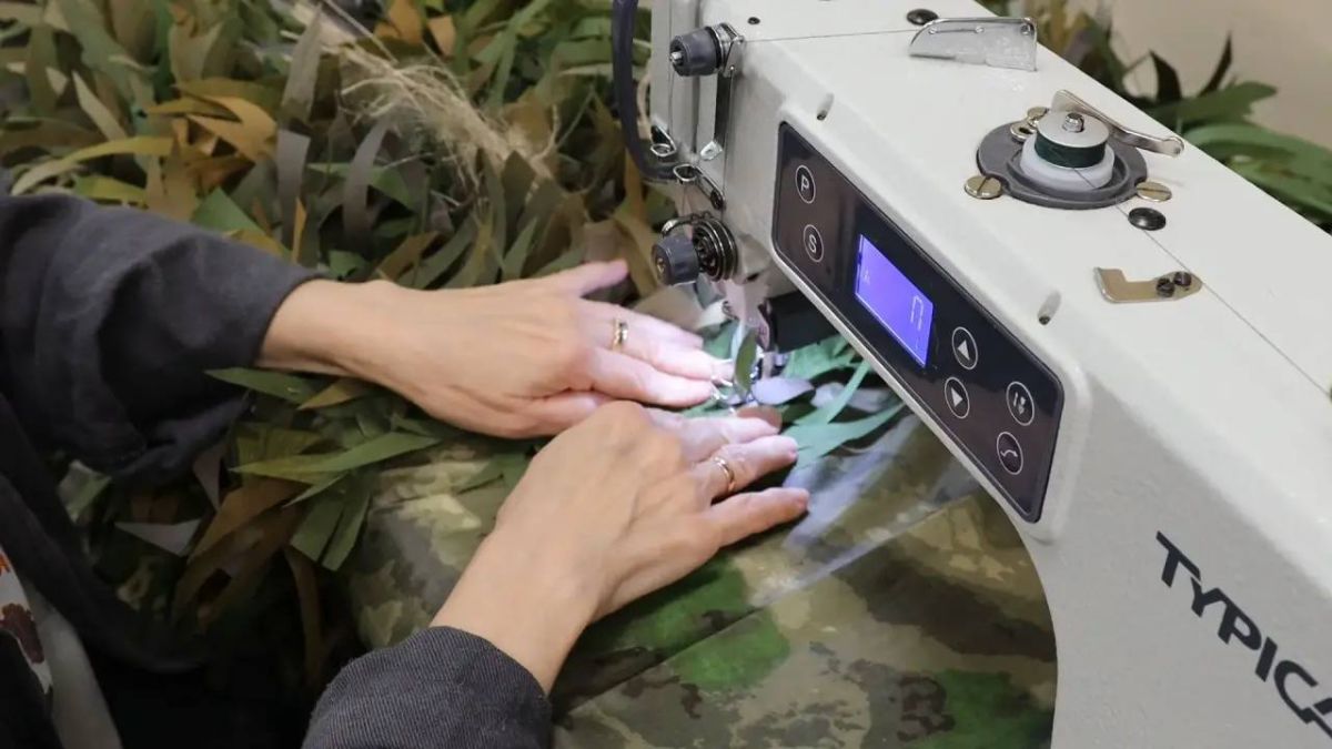 Мурманские волонтёры отшили партию маскировочных пончо для бойцов Мурманские волонтёры отшили партию маскировочных пончо для бойцов