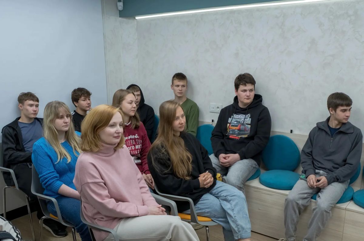 Почувствовать связь времен и осознать важность служения Отечеству смогли сегодня молодые мурманчане — на встрече с настоящим героем Почувствовать связь времен и осознать важность служения Отечеству смогли сегодня молодые мурманчане — на встрече с настоящим героем