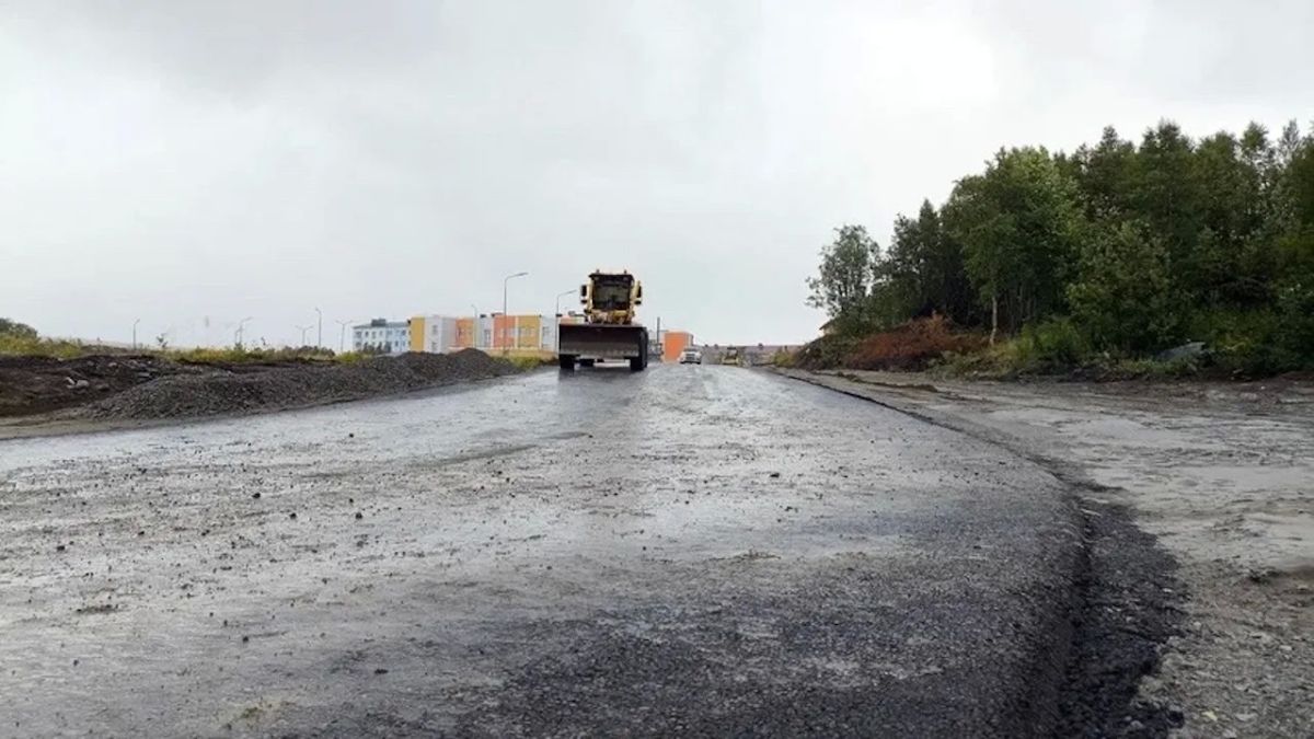 Строительство дороги возобновили на Матросской улице в Североморске Строительство дороги возобновили на Матросской улице в Североморске