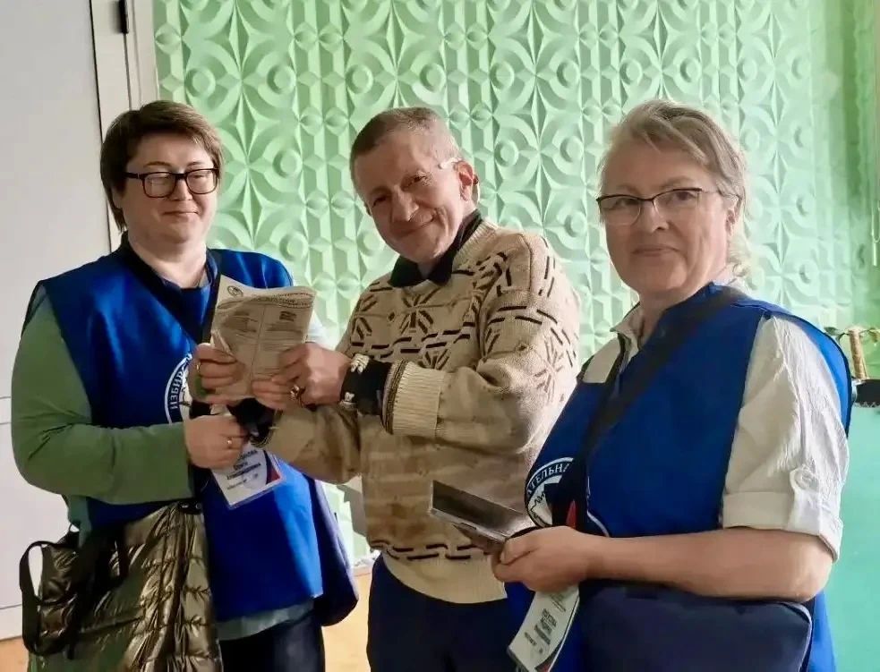 ИнформУИК — для каждого. На маршруте «ИнформУИК» встречаются самые разные люди — от самых юных будущих избирателей до тех, кто голосует уже много лет ИнформУИК — для каждого. На маршруте «ИнформУИК» встречаются самые разные люди — от самых юных будущих избирателей до тех, кто голосует уже много лет