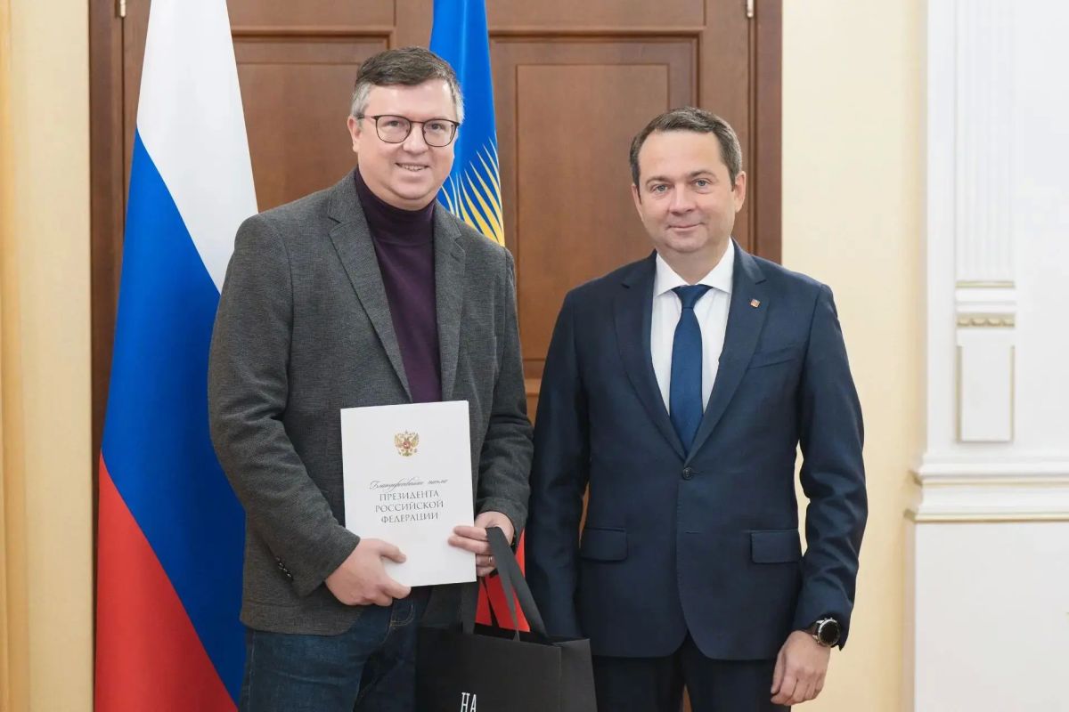 Андрей Чибис вручил благодарственные письма специалистам за участие в шефской помощи новым регионам России Андрей Чибис вручил благодарственные письма специалистам за участие в шефской помощи новым регионам России