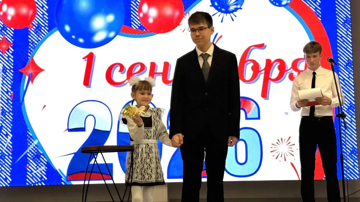 Министр образования и науки Мурманской области Диана Кузнецова приняла участие в торжественной линейке в Мурманском академическом лицее и поздравила школьников, педагогов и родителей с началом нового учебного года Министр образования и науки Мурманской области Диана Кузнецова приняла участие в торжественной линейке в Мурманском академическом лицее и поздравила школьников, педагогов и родителей с началом нового учебного года