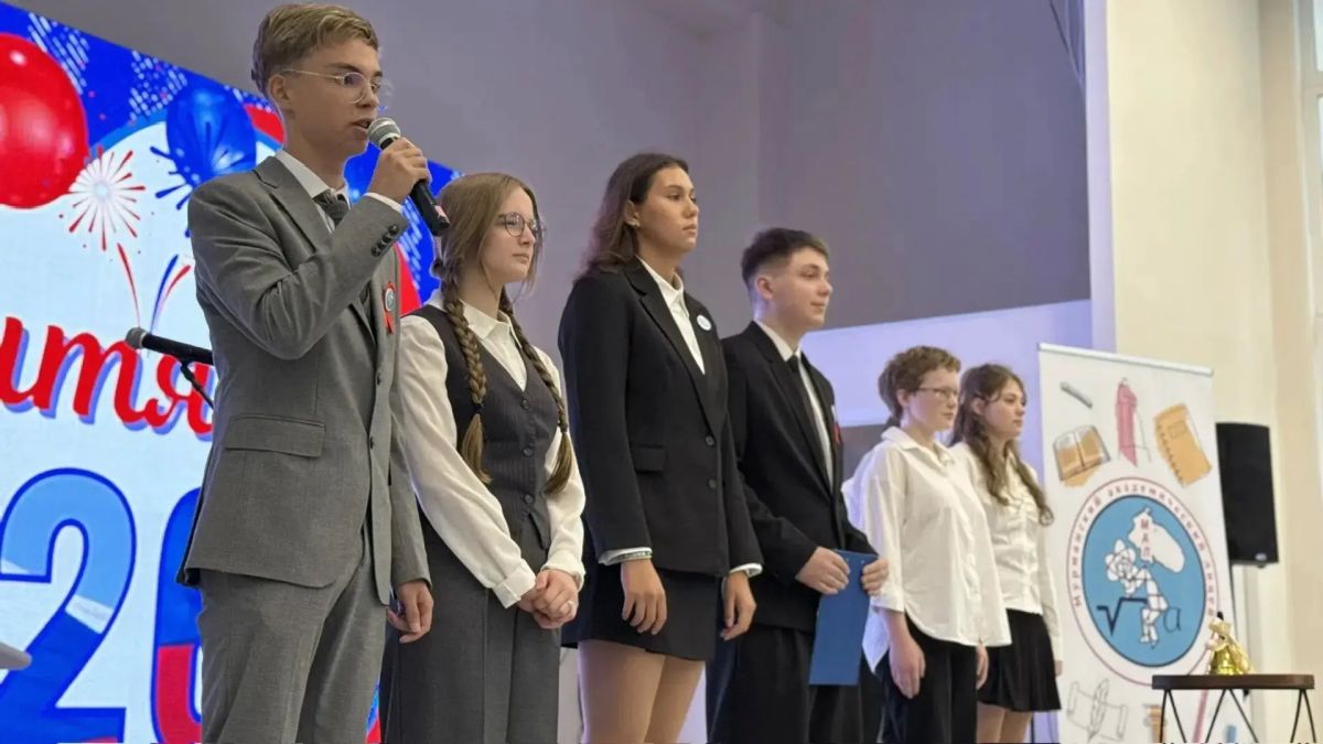 Министр образования и науки Мурманской области Диана Кузнецова приняла участие в торжественной линейке в Мурманском академическом лицее и поздравила школьников, педагогов и родителей с началом нового учебного года Министр образования и науки Мурманской области Диана Кузнецова приняла участие в торжественной линейке в Мурманском академическом лицее и поздравила школьников, педагогов и родителей с началом нового учебного года