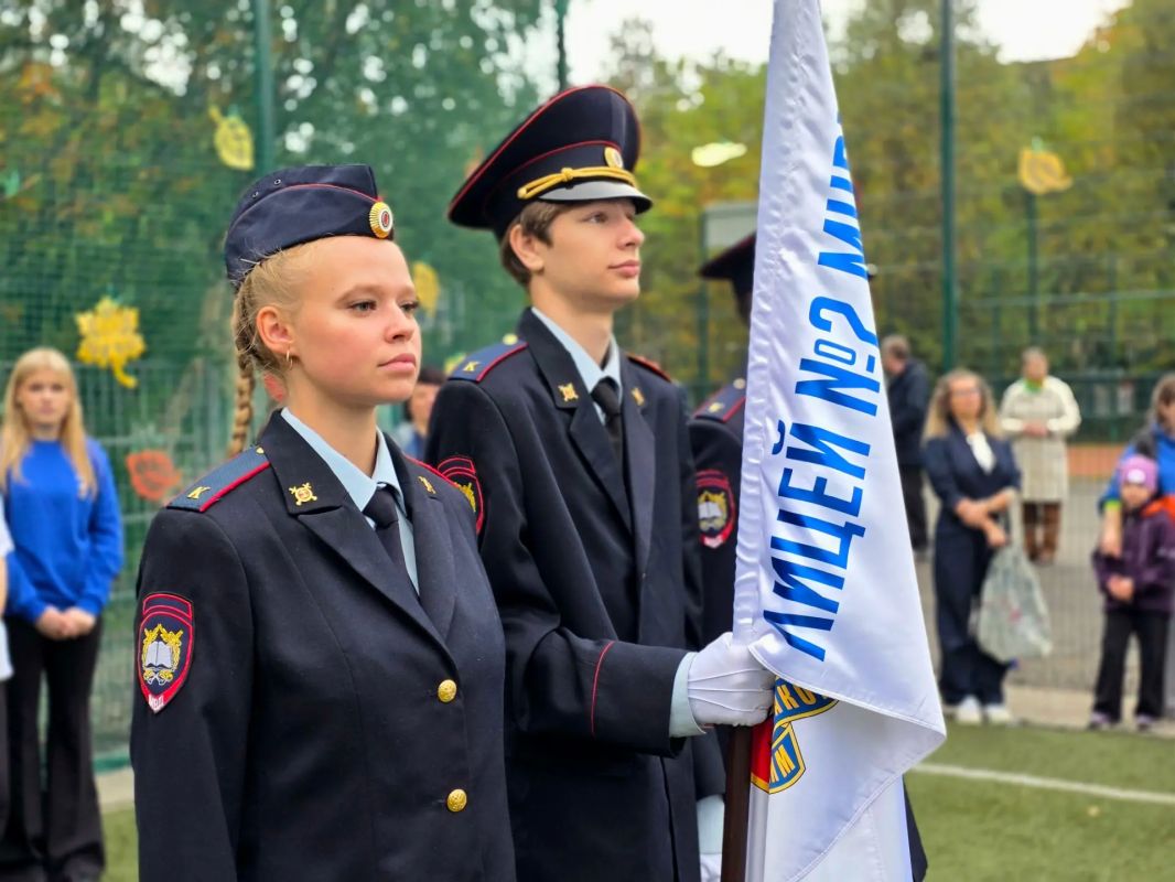 Заместитель губернатора — министр здравоохранения Мурманской области Дмитрий Панычев поздравил с Днем знаний учеников и педагогов Мурманского лицея №2. Для главы Минздрава это родная школа, он окончил ее в 1989 году Заместитель губернатора — министр здравоохранения Мурманской области Дмитрий Панычев поздравил с Днем знаний учеников и педагогов Мурманского лицея №2. Для главы Минздрава это родная школа, он окончил ее в 1989 году