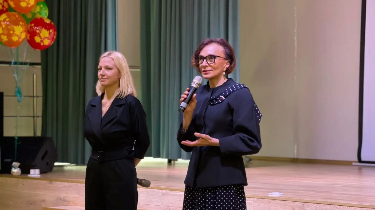 Юлия Полиэктова и Татьяна Кусайко поздравили учеников Мурманского международного лицея с 1 сентября Юлия Полиэктова и Татьяна Кусайко поздравили учеников Мурманского международного лицея с 1 сентября