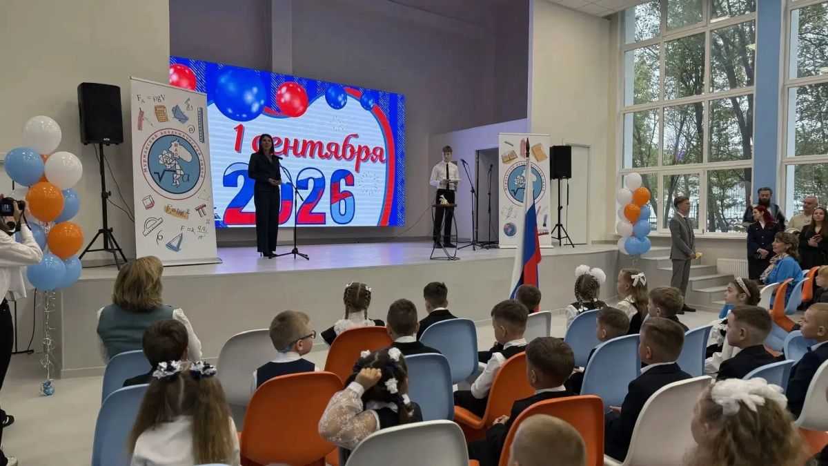 Министр образования и науки Мурманской области Диана Кузнецова приняла участие в торжественной линейке в Мурманском академическом лицее и поздравила школьников, педагогов и родителей с началом нового учебного года Министр образования и науки Мурманской области Диана Кузнецова приняла участие в торжественной линейке в Мурманском академическом лицее и поздравила школьников, педагогов и родителей с началом нового учебного года