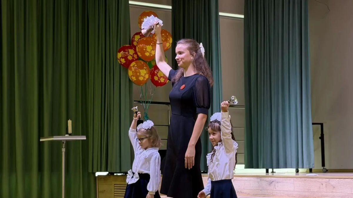 Юлия Полиэктова и Татьяна Кусайко поздравили учеников Мурманского международного лицея с 1 сентября Юлия Полиэктова и Татьяна Кусайко поздравили учеников Мурманского международного лицея с 1 сентября