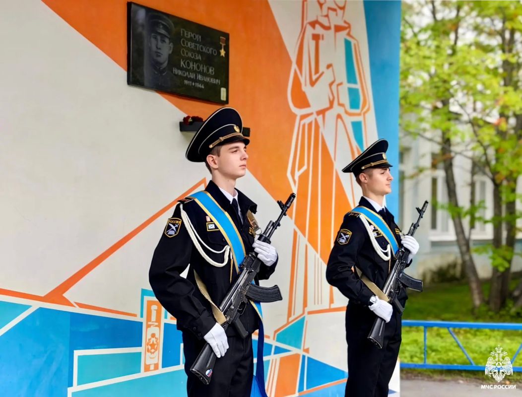 Путь к новым вершинам. Первый сентябрьский день в Мурманской кадетской школе ознаменовал начало нового, ответственного этапа для тех, кто выбрал непростой, но безмерно благородный путь служения Родине Путь к новым вершинам. Первый сентябрьский день в Мурманской кадетской школе ознаменовал начало нового, ответственного этапа для тех, кто выбрал непростой, но безмерно благородный путь служения Родине