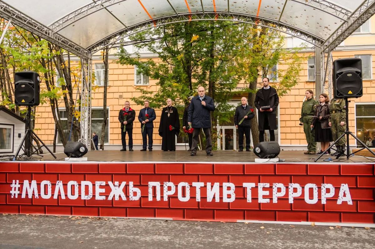 Сегодня на главной сцене улицы Воровского прошла акция «Мы против терроризма», приуроченная ко Дню солидарности в борьбе с терроризмом и годовщине штурма школы № 1 в Беслане в 2004 г. Участники мероприятия почтили память... Сегодня на главной сцене улицы Воровского прошла акция «Мы против терроризма», приуроченная ко Дню солидарности в борьбе с терроризмом и годовщине штурма школы № 1 в Беслане в 2004 г. Участники мероприятия почтили память...