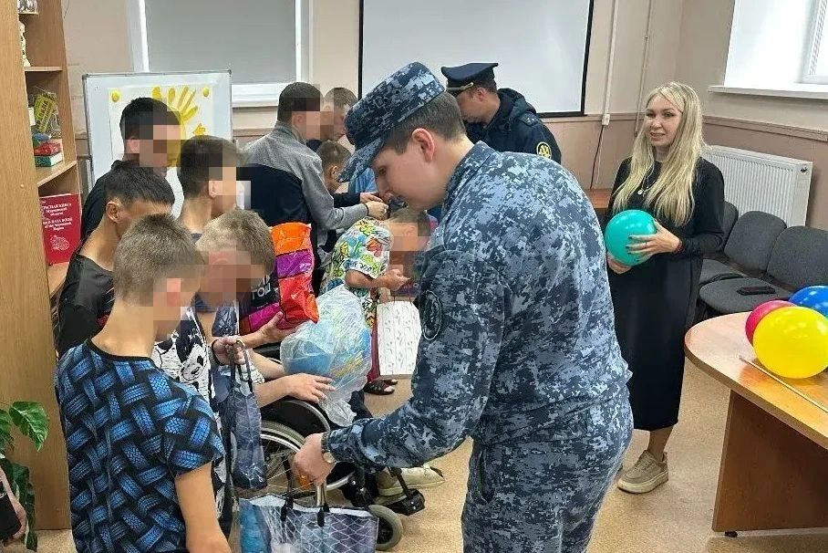 Сотрудники исправительного центра №1 УФСИН России по Мурманской области навестили воспитанников Оленегорской школы-интерната Сотрудники исправительного центра №1 УФСИН России по Мурманской области навестили воспитанников Оленегорской школы-интерната