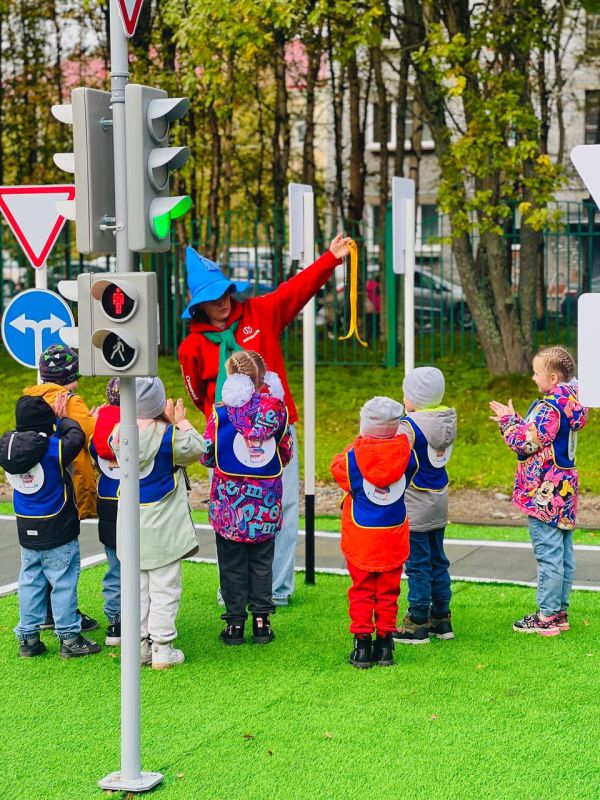 В Оленегорском детском саду №6 открылась специализированная площадка по изучению ПДД В Оленегорском детском саду №6 открылась специализированная площадка по изучению ПДД