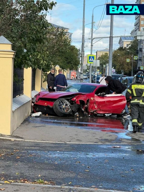 Красная «Феррари» разбилась в центре Москвы — спорткар принадлежит бывшему кандидату в депутаты Госдумы Игорю Ибышеву