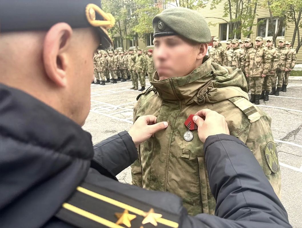 В Мурманске командир морского отряда Северо-Западного округа Росгвардии вручил государственные награды отличившимся в ходе проведения специальной военной операции военнослужащим В Мурманске командир морского отряда Северо-Западного округа Росгвардии вручил государственные награды отличившимся в ходе проведения специальной военной операции военнослужащим