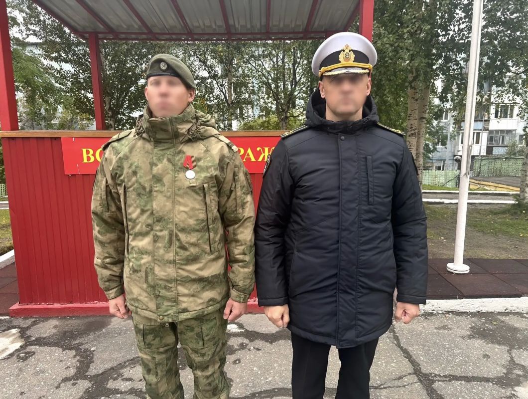 В Мурманске командир морского отряда Северо-Западного округа Росгвардии вручил государственные награды отличившимся в ходе проведения специальной военной операции военнослужащим В Мурманске командир морского отряда Северо-Западного округа Росгвардии вручил государственные награды отличившимся в ходе проведения специальной военной операции военнослужащим
