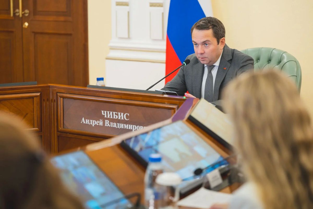 Одной из тем оперативного совещания стала обновленная народная программа «На Севере – жить!»: накануне губернатор Мурманской области Андрей Чибис представил ее в ходе форума сторонников партии «Единая Россия»