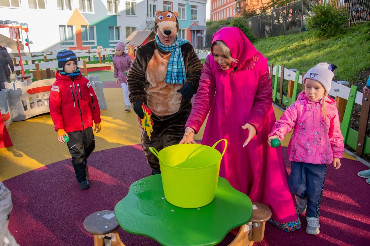Сегодня состоялось торжественное открытие новой детской площадки «Арктический калейдоскоп» на территории детского сада № 93 (просп Сегодня состоялось торжественное открытие новой детской площадки «Арктический калейдоскоп» на территории детского сада № 93 (просп