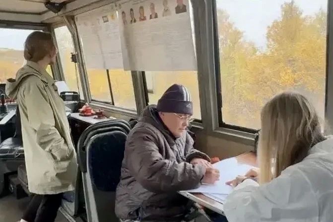 Романтика рельсов и надежность дороги: как голосовали на мотовозе в Кольском округе Романтика рельсов и надежность дороги: как голосовали на мотовозе в Кольском округе