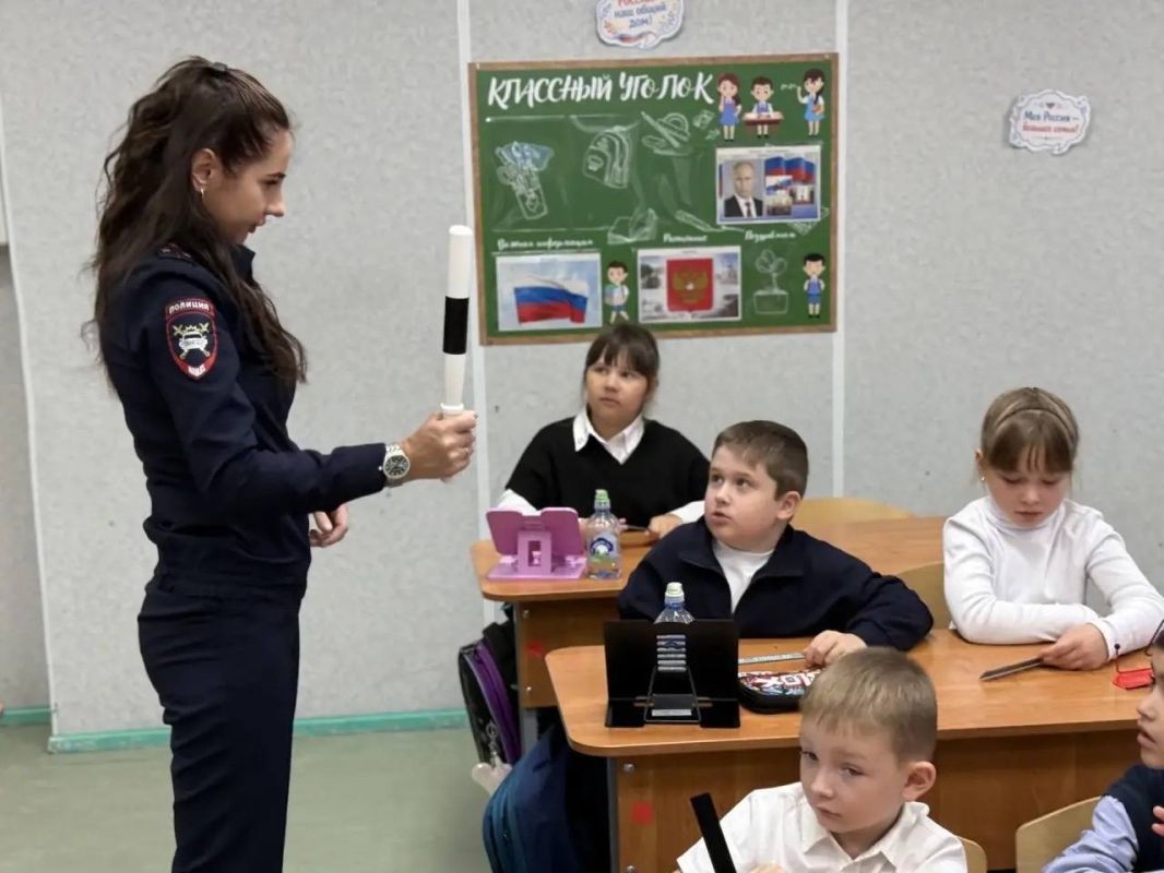 Наша коллега инспектор по пропаганде безопасности дорожного движения ОМВД России по ЗАТО Александровск старший лейтенант полиции Елена Сырова совместно с отрядом ЮИД посетили школу № 1 города Полярный Наша коллега инспектор по пропаганде безопасности дорожного движения ОМВД России по ЗАТО Александровск старший лейтенант полиции Елена Сырова совместно с отрядом ЮИД посетили школу № 1 города Полярный