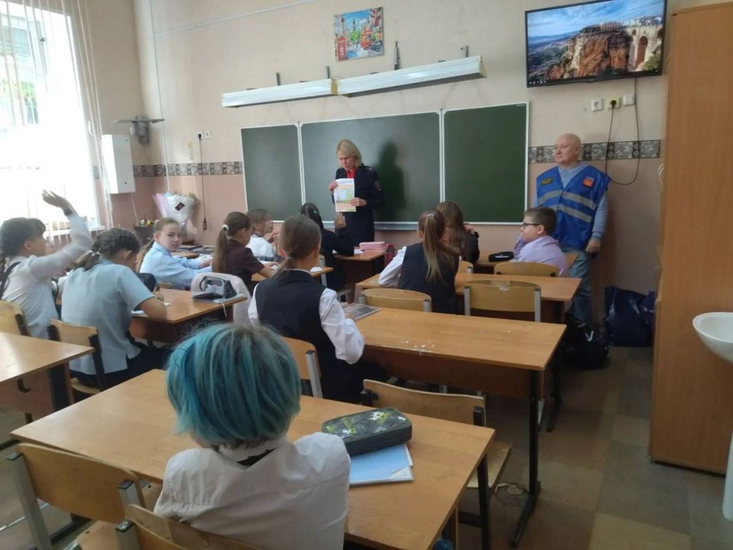 Управление Госавтоинспекции УМВД России по Мурманской области совместно с представителями ветеранской организации «ГАИ-ГИБДД» реализует комплекс профилактических мероприятий, направленных на повышение дорожной грамотности... Управление Госавтоинспекции УМВД России по Мурманской области совместно с представителями ветеранской организации «ГАИ-ГИБДД» реализует комплекс профилактических мероприятий, направленных на повышение дорожной грамотности...