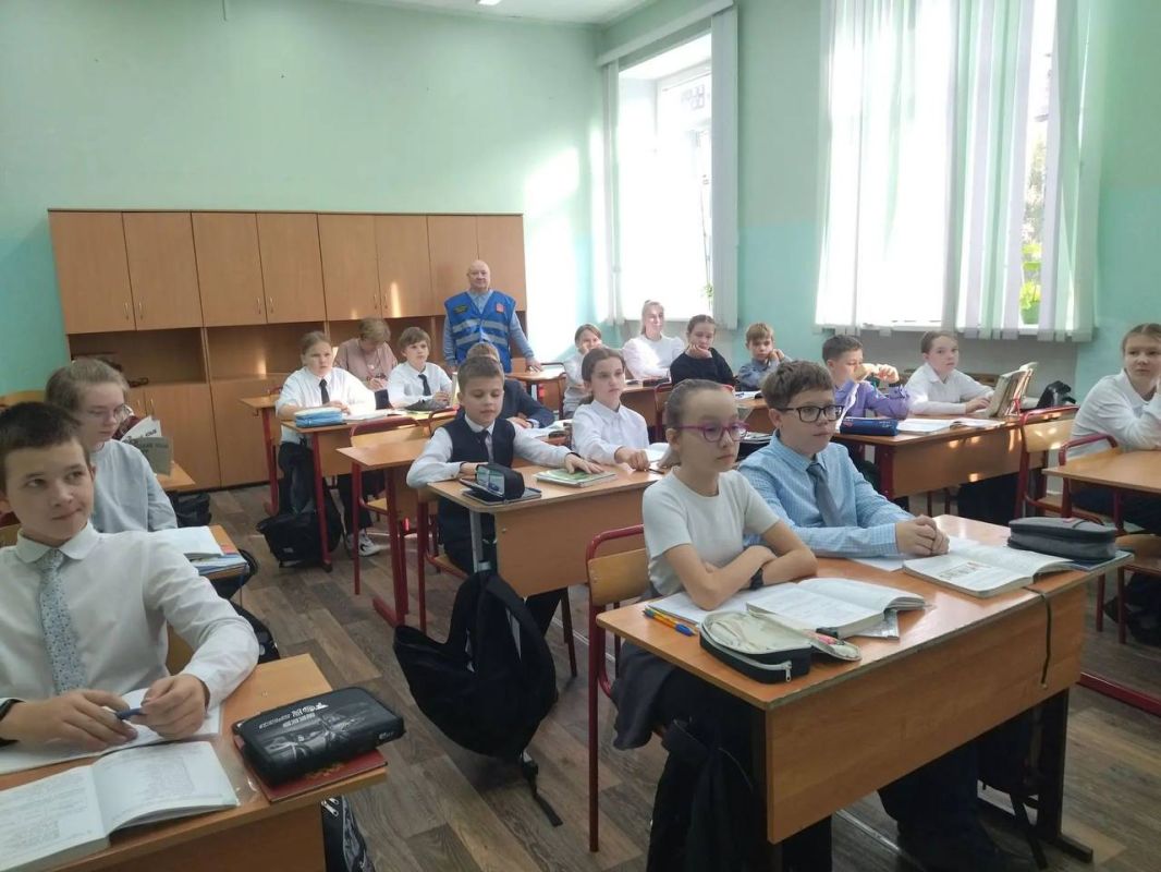 Управление Госавтоинспекции УМВД России по Мурманской области совместно с представителями ветеранской организации «ГАИ-ГИБДД» реализует комплекс профилактических мероприятий, направленных на повышение дорожной грамотности... Управление Госавтоинспекции УМВД России по Мурманской области совместно с представителями ветеранской организации «ГАИ-ГИБДД» реализует комплекс профилактических мероприятий, направленных на повышение дорожной грамотности...
