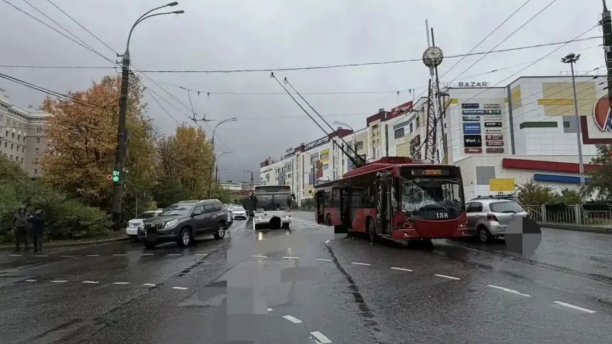 На проспекте Ленина в Мурманске на светофоре троллейбус врезался в автомобиль На проспекте Ленина в Мурманске на светофоре троллейбус врезался в автомобиль