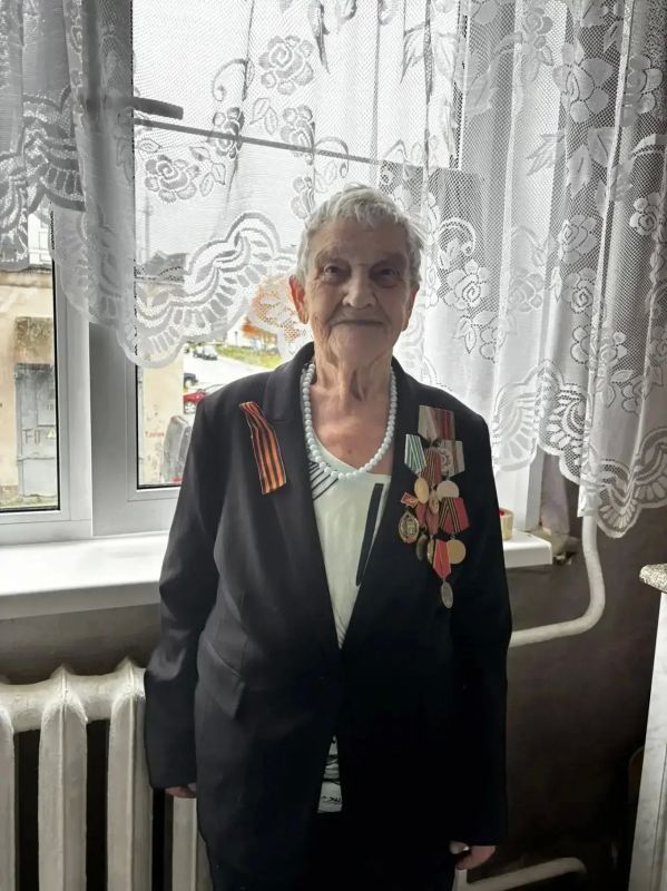 Голос времени. В первый день голосования свой выбор сделала Антонина Ивановна Меньшина — ветеран Заозерска, человек, который хранит историю родного города и его людей Голос времени. В первый день голосования свой выбор сделала Антонина Ивановна Меньшина — ветеран Заозерска, человек, который хранит историю родного города и его людей