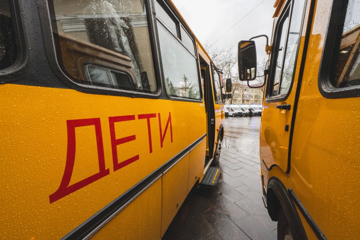Андрей Чибис: 7 новых школьных автобусов и 9 машин скорой помощи уже отправились в города и поселки области! Андрей Чибис: 7 новых школьных автобусов и 9 машин скорой помощи уже отправились в города и поселки области!