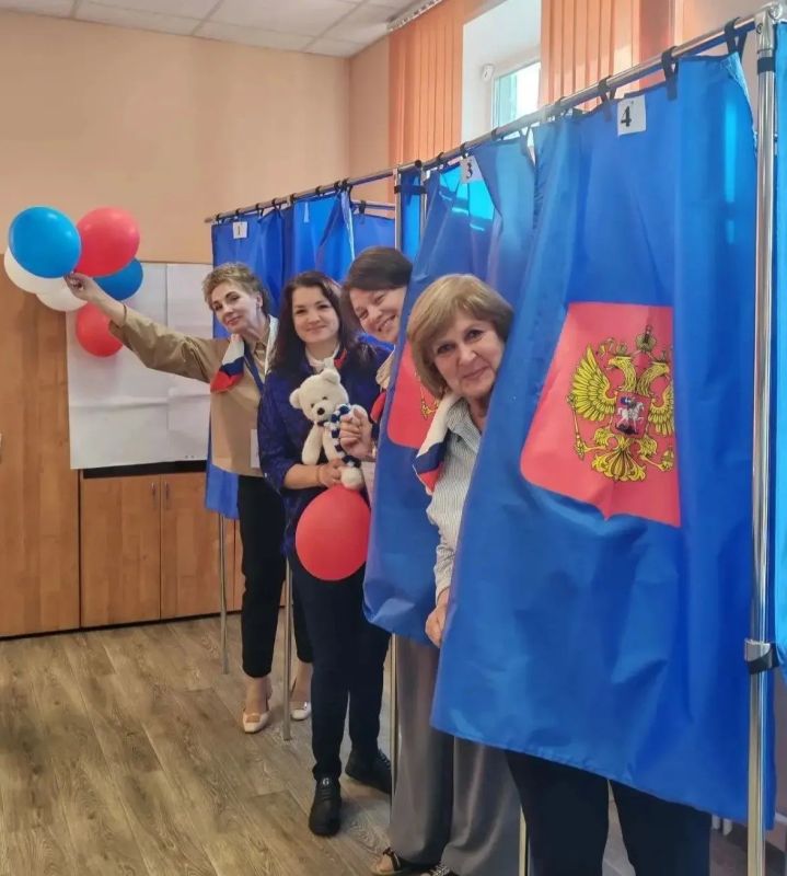 Сегодня к команде УИК № 385 города Заполярный Печенгского округа присоединился талисман выборов — белый медведь Арктик Сегодня к команде УИК № 385 города Заполярный Печенгского округа присоединился талисман выборов — белый медведь Арктик