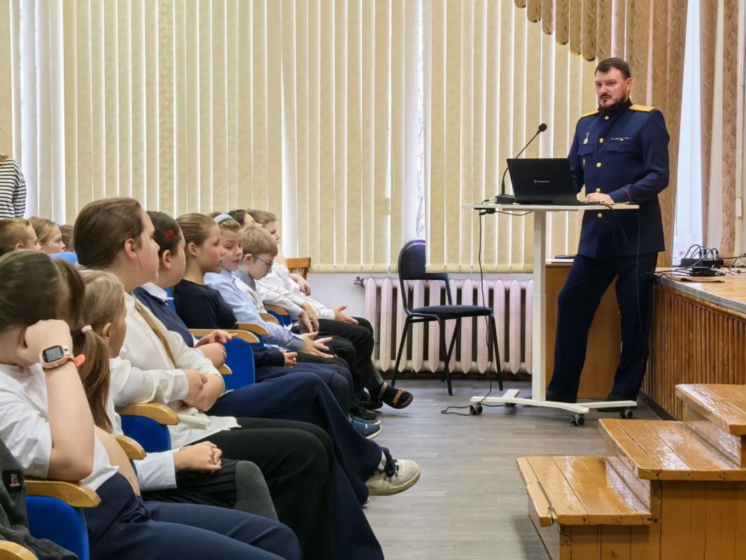 Сотрудник отдела криминалистики СУ СК России по Мурманской области провел профилактическую беседу со школьниками