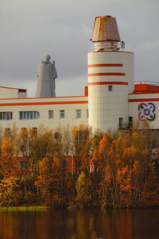 Доброе утро, Заполярье!. Одно из самых узнаваемых мест отдыха в городе сейчас выглядит особенно живописно: осенние краски преобразили знакомые мурманчанам пейзажи, и Семеновское озеро снова стало отличной локацией для... Доброе утро, Заполярье!. Одно из самых узнаваемых мест отдыха в городе сейчас выглядит особенно живописно: осенние краски преобразили знакомые мурманчанам пейзажи, и Семеновское озеро снова стало отличной локацией для...