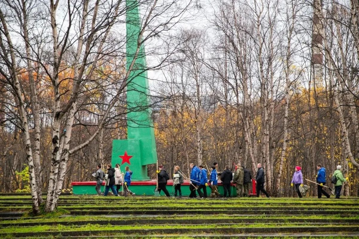 Сегодня утром на старом мурманском кладбище на ВерхнеРостинском шоссе прошел субботник Сегодня утром на старом мурманском кладбище на ВерхнеРостинском шоссе прошел субботник