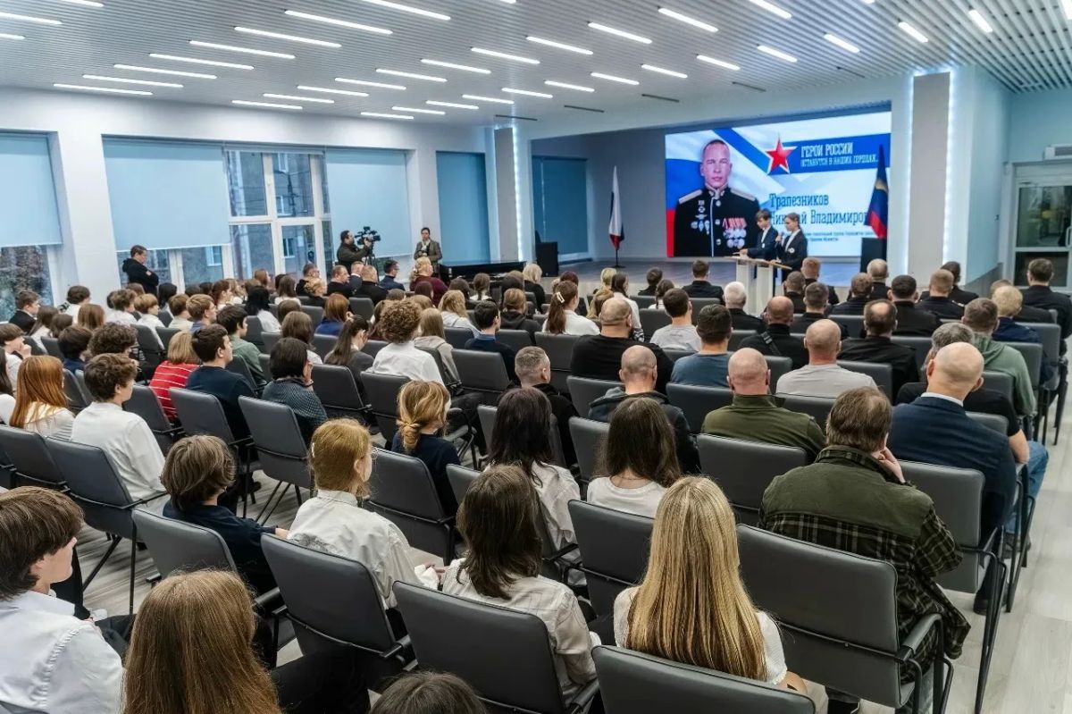 В гимназии № 1 Мурманска в рамках Всероссийского проекта «Лица Героев» открылся мурал в честь кавалера ордена Мужества, морского пехотинца Северного флота Николая Трапезникова В гимназии № 1 Мурманска в рамках Всероссийского проекта «Лица Героев» открылся мурал в честь кавалера ордена Мужества, морского пехотинца Северного флота Николая Трапезникова