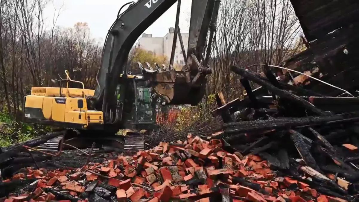 Три аварийных дома снесли в Мурманске за один день Три аварийных дома снесли в Мурманске за один день