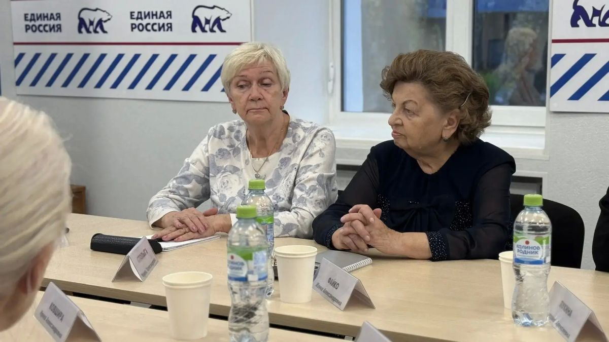 В штабе общественной поддержки «Единой России» прошёл круглый стол «Студент – учитель – наставник», приуроченный ко Дню учителя, который страна отметит 5 октября В штабе общественной поддержки «Единой России» прошёл круглый стол «Студент – учитель – наставник», приуроченный ко Дню учителя, который страна отметит 5 октября