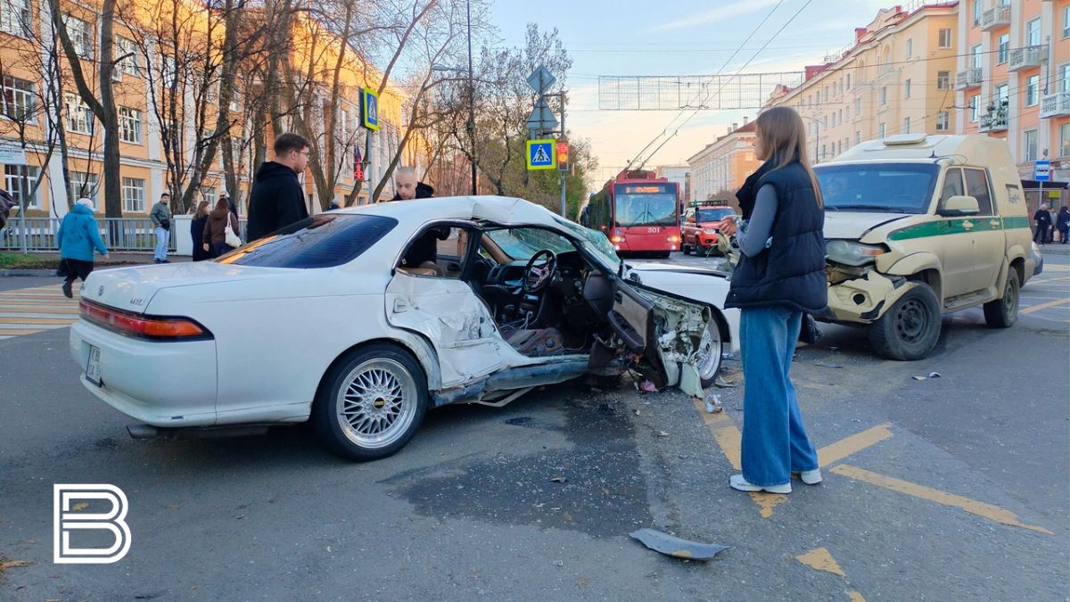 Два человека пострадали в ДТП на перекрестке Ленина-Егорова в Мурманске